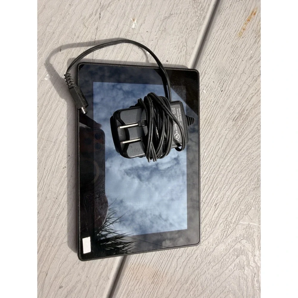 Amazon Fire HD 10 16GB Black 10.1in Wi-Fi Tablet w/ Wall Charger P48WVB4 bundle